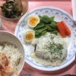 食堂ランチでバンバーグホワイトソースを食べて-225日目ボディメイク報告です-