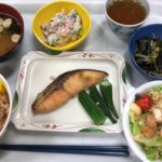 食堂ランチB定食なので小鉢が1品多いのにサラダも付けてボリューム満点だった2018.10.3-459日目ボディメイク報告です-