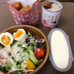 きのこと野菜のシーザーサラダとあって買ったけど、きのこがほんの少ししかなくて残念でもからあげクンがあったから満足だった昼ごはん2018.10.17-473日目ボディメイク報告です-